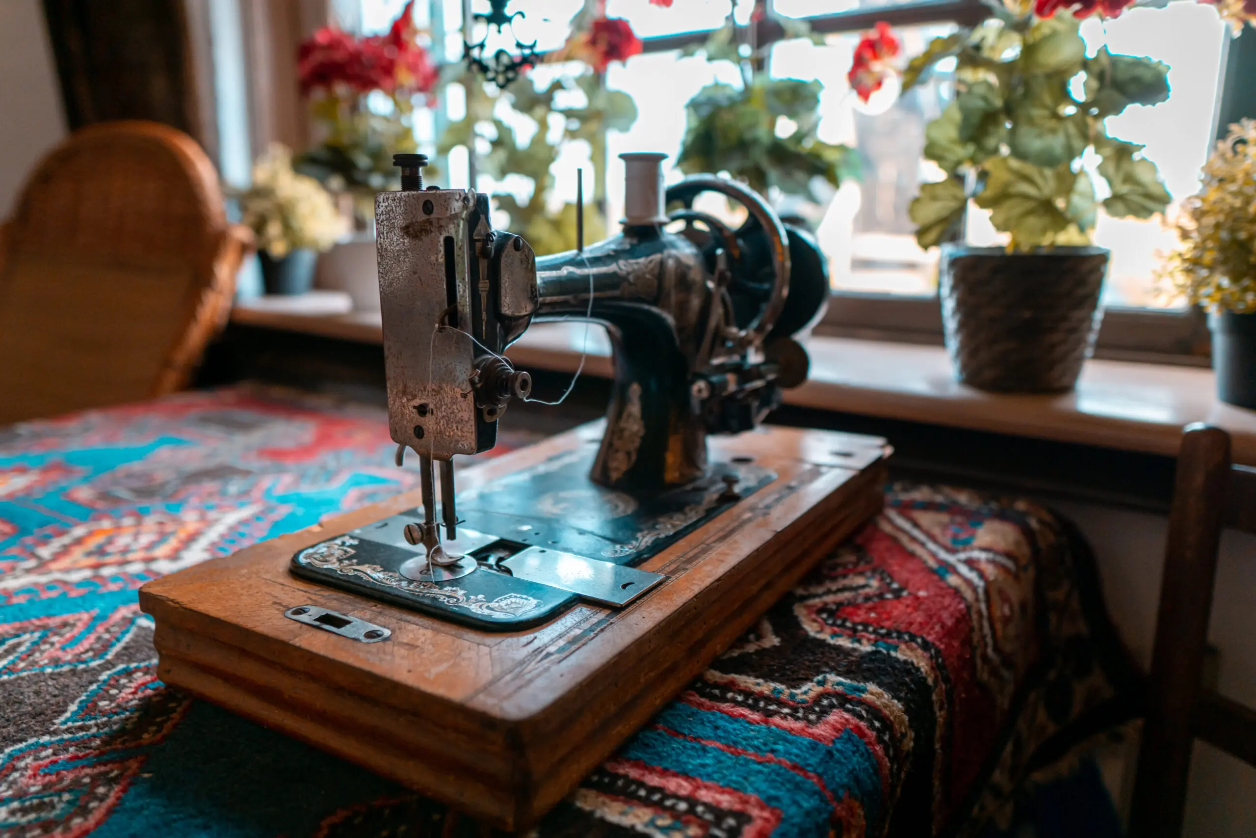 Máquina de costura vintage sendo usada em um tapete