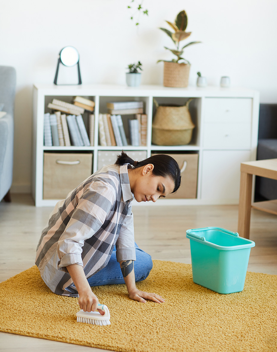 Mulher limpando tapete